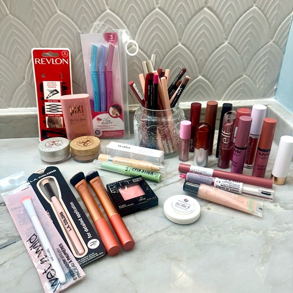 Makeup Bundle - Picture 2 of 2
